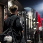 Een jonge doelman in Antwerp-context tijdens een realistische transferpresentatie zonder herkenbaar gezicht