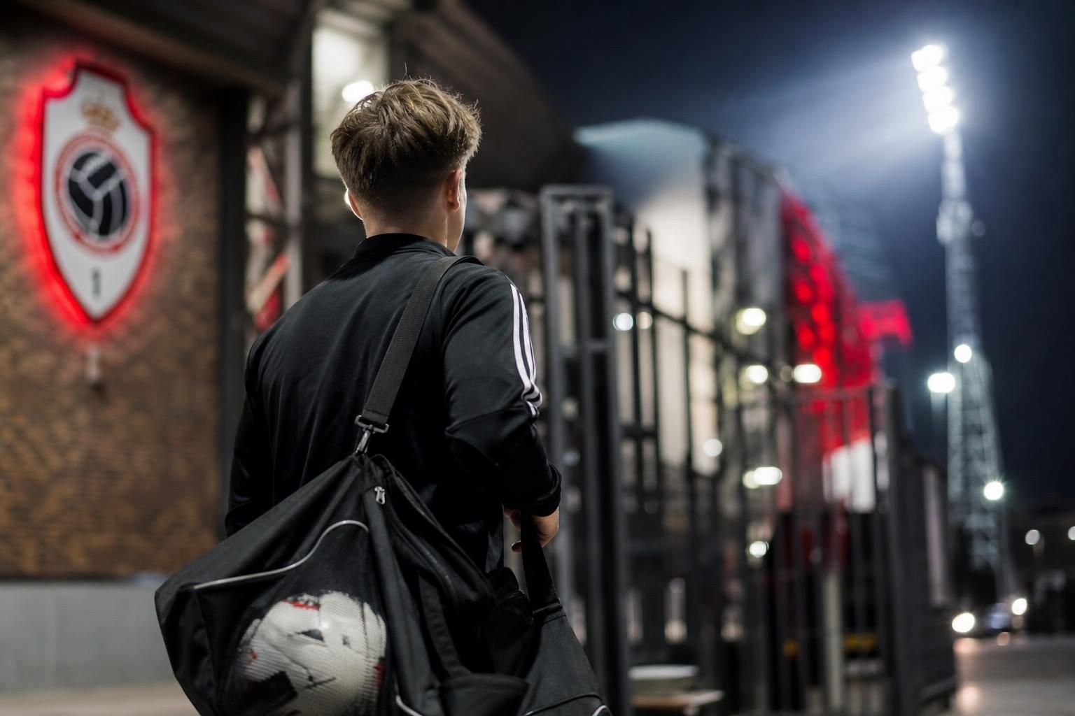 Een jonge doelman in Antwerp-context tijdens een realistische transferpresentatie zonder herkenbaar gezicht