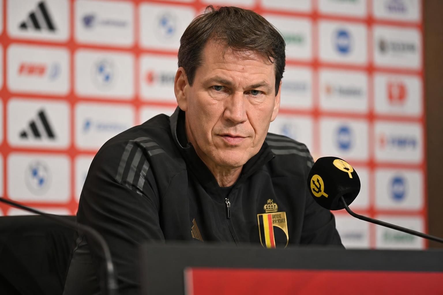Rudi Garcia tijdens een gespannen persmoment bij de Rode Duivels voor het WK