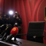 Persmoment rond de Rode Duivels met microfoons en een lege stoel voor de bondscoach