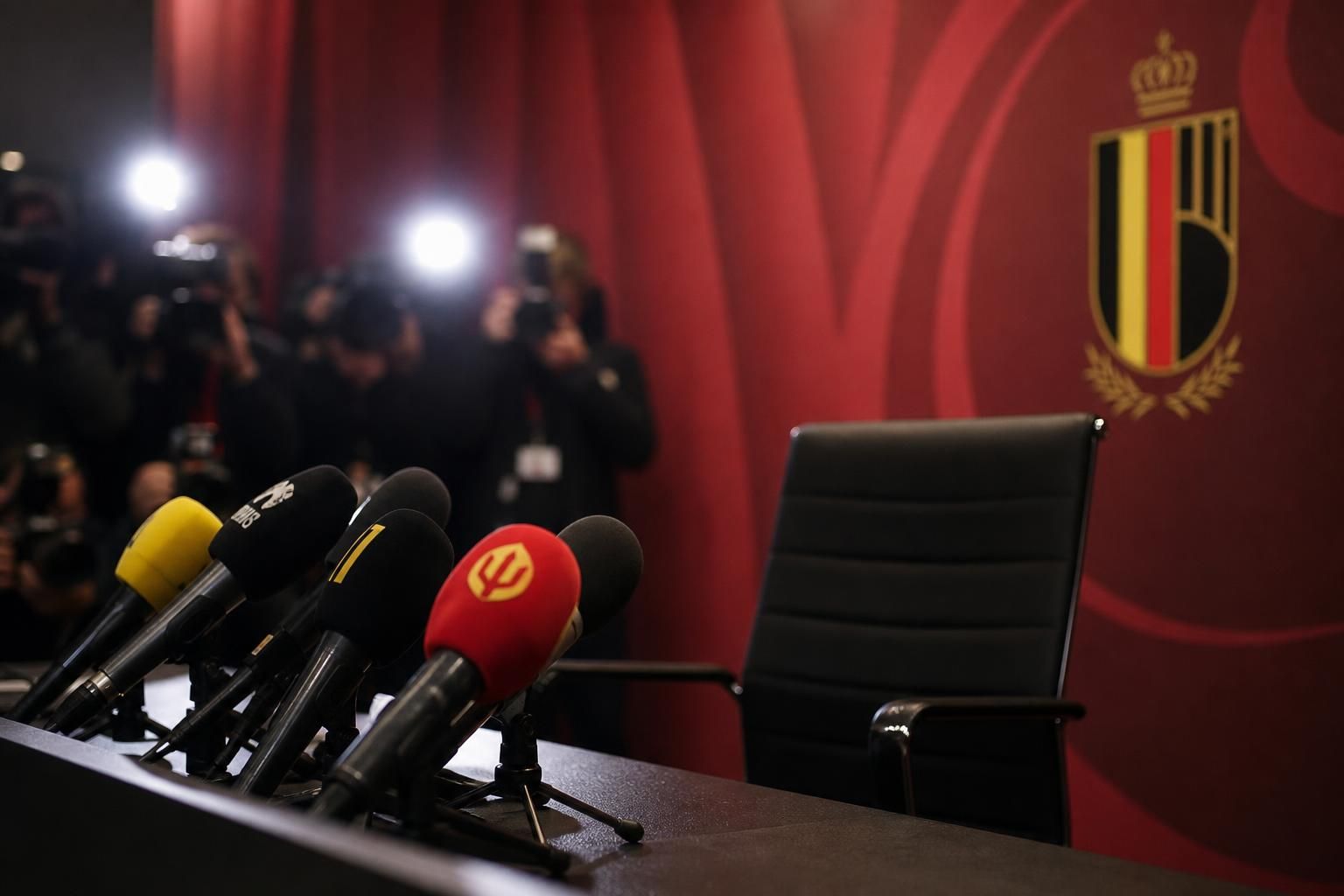 Persmoment rond de Rode Duivels met microfoons en een lege stoel voor de bondscoach