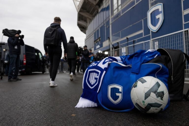 Transfercontext rond KRC Genk in een gespannen stadionomgeving