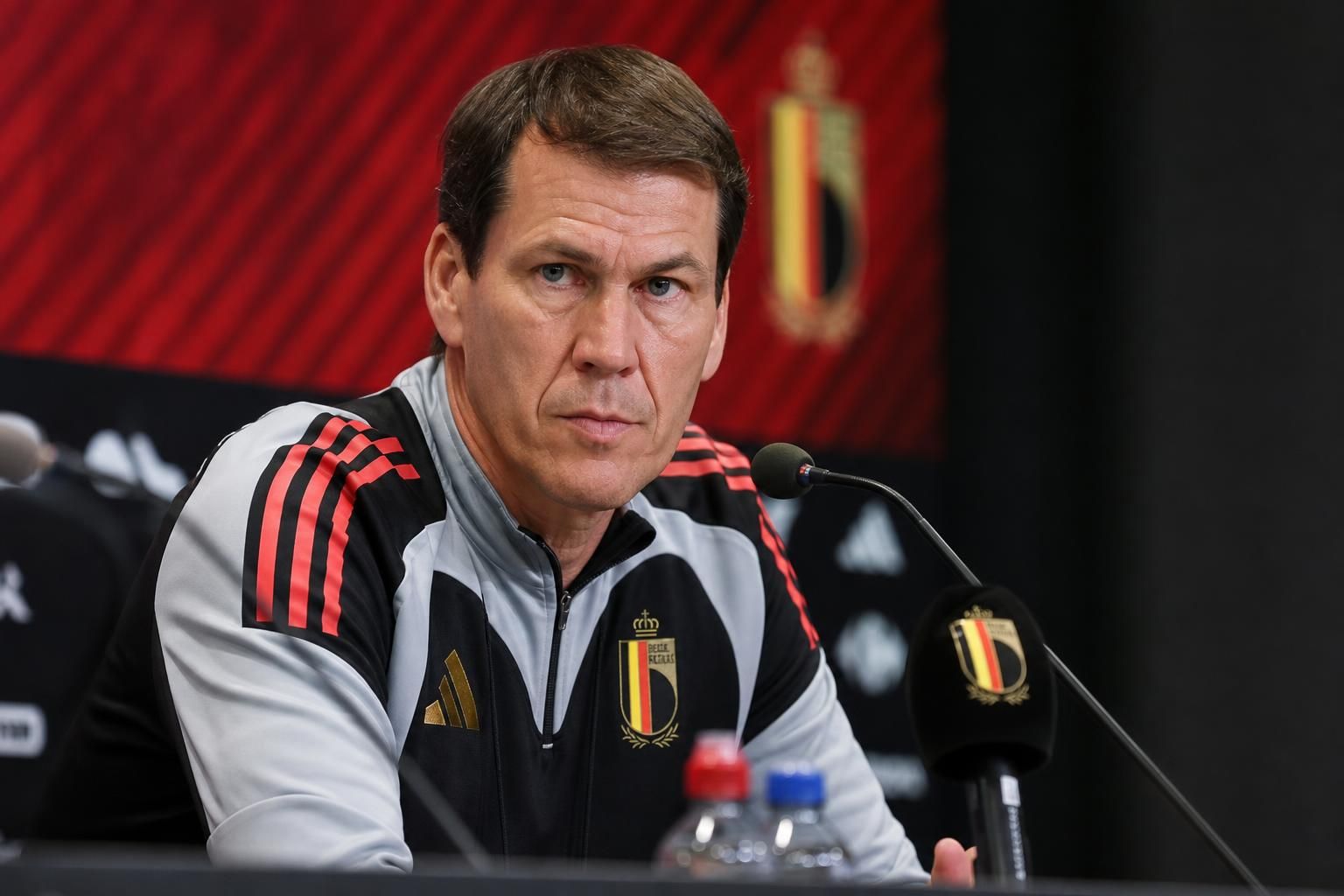 Rudi Garcia in een gespannen persmoment bij de Rode Duivels voor de WK-opener tegen Egypte