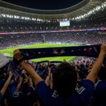 Japanse supporters zorgen voor WK-sfeer in een vol stadion, zonder herkenbare gezichten.