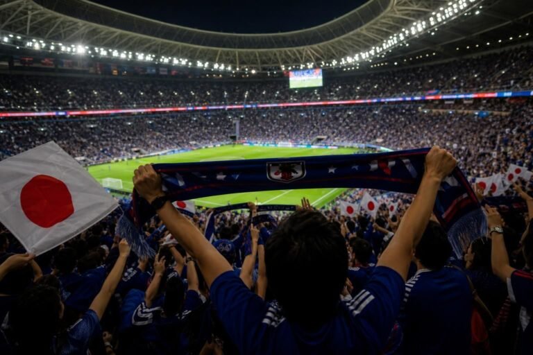 Japanse supporters zorgen voor WK-sfeer in een vol stadion, zonder herkenbare gezichten.