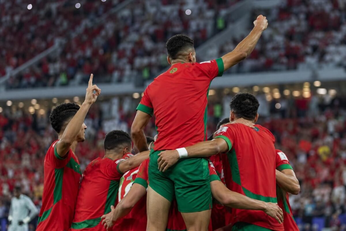 Marokkaanse spelers vieren een doelpunt in een WK-stadion zonder herkenbare gezichten