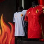 WK-shirts van de Rode Duivels met rood thuistenue en Magritte-uitshirt