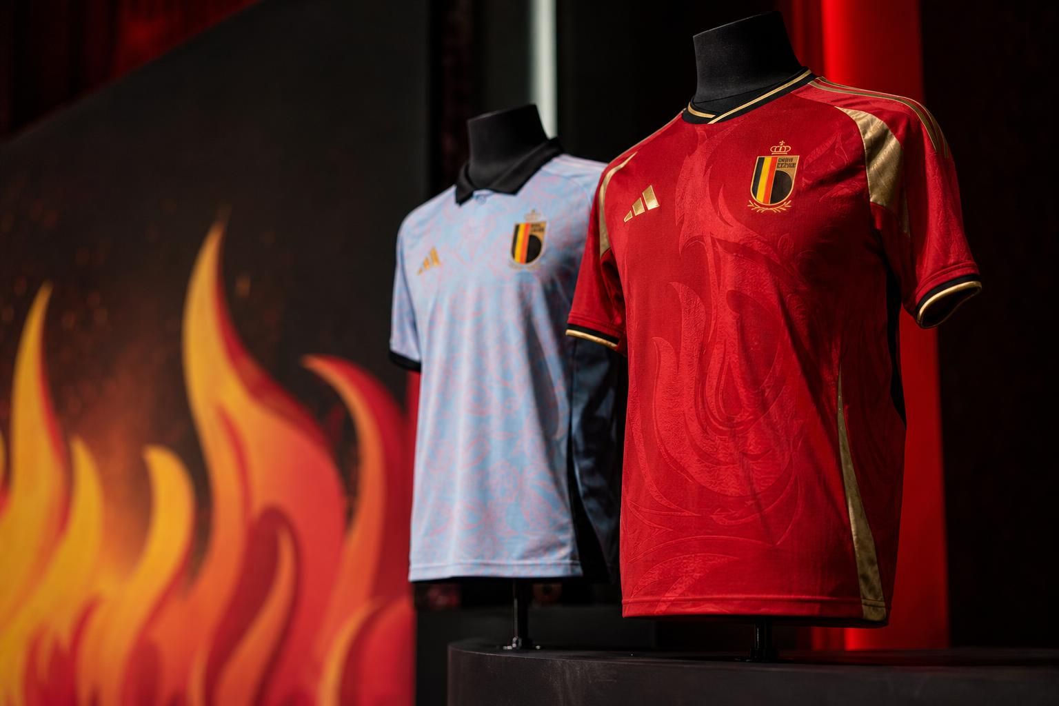 WK-shirts van de Rode Duivels met rood thuistenue en Magritte-uitshirt