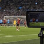Gespannen WK-stadion met VAR-context na een omstreden penaltyfase zonder herkenbare gezichten