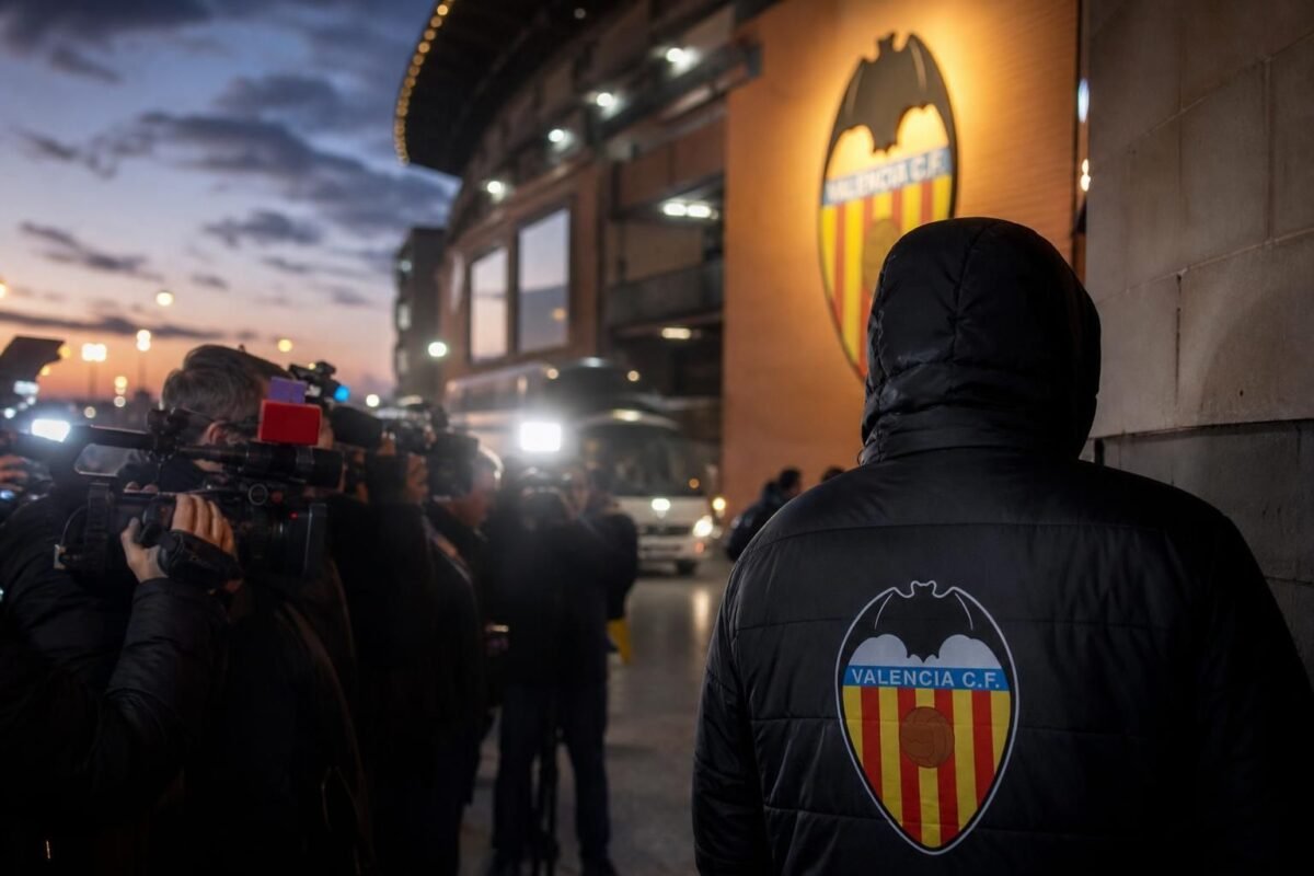 Transfercontext rond Thomas Meunier en Valencia CF in een stadionomgeving.