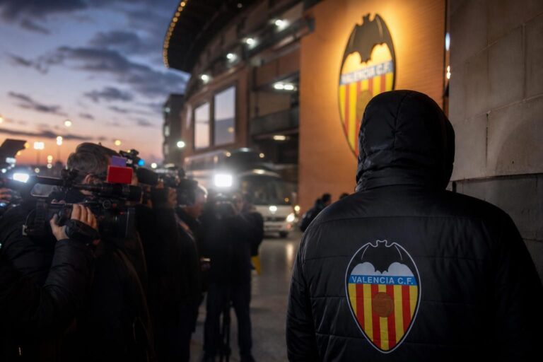 Transfercontext rond Thomas Meunier en Valencia CF in een stadionomgeving.