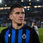 Christos Tzolis in Club Brugge-context terwijl Arsenal aan een transferdossier werkt