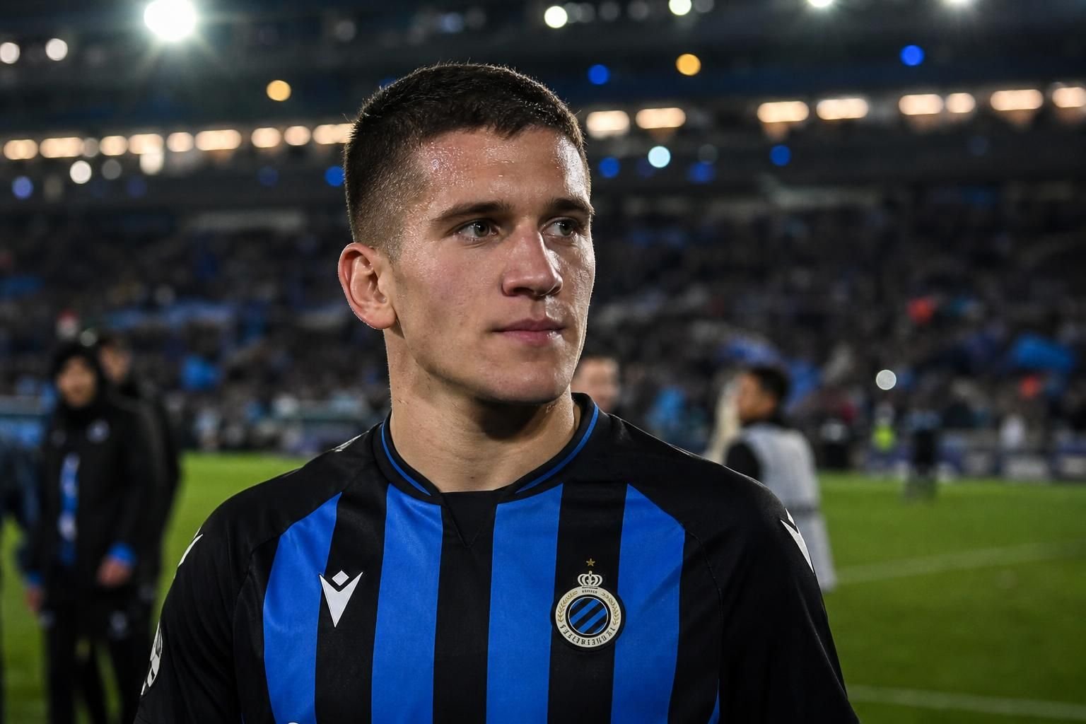Christos Tzolis in Club Brugge-context terwijl Arsenal aan een transferdossier werkt
