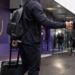 Transfercontext rond RSC Anderlecht in een paarse-witte stadionomgeving zonder herkenbare gezichten