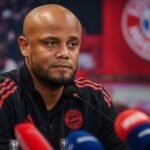 Vincent Kompany tijdens een persmoment bij Bayern München in transfercontext
