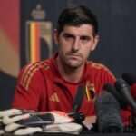 Thibaut Courtois tijdens een gespannen persmoment bij de Rode Duivels