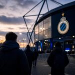 Transfercontext rond Club Brugge met blauw-zwarte stadionsfeer zonder herkenbare gezichten