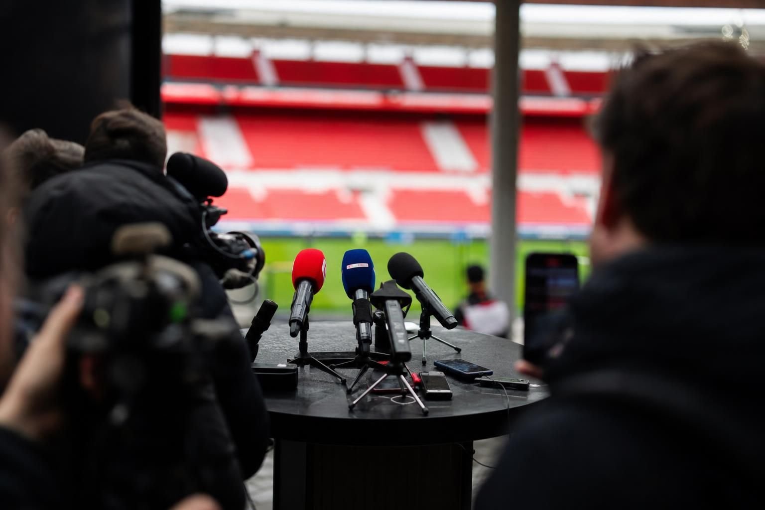 Tense perssfeer rond Feyenoord na discussie over technische verantwoordelijkheid.