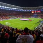 Gespannen WK-sfeer in een stadion voor de openingswedstrijd van de Rode Duivels tegen Egypte