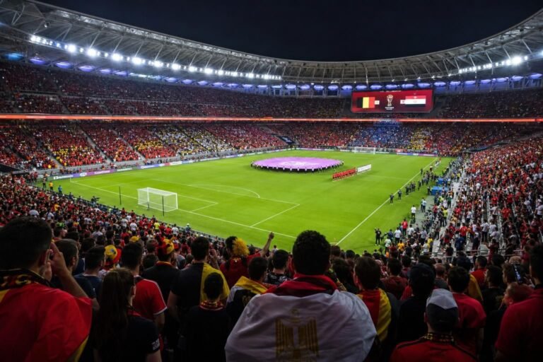 Gespannen WK-sfeer in een stadion voor de openingswedstrijd van de Rode Duivels tegen Egypte