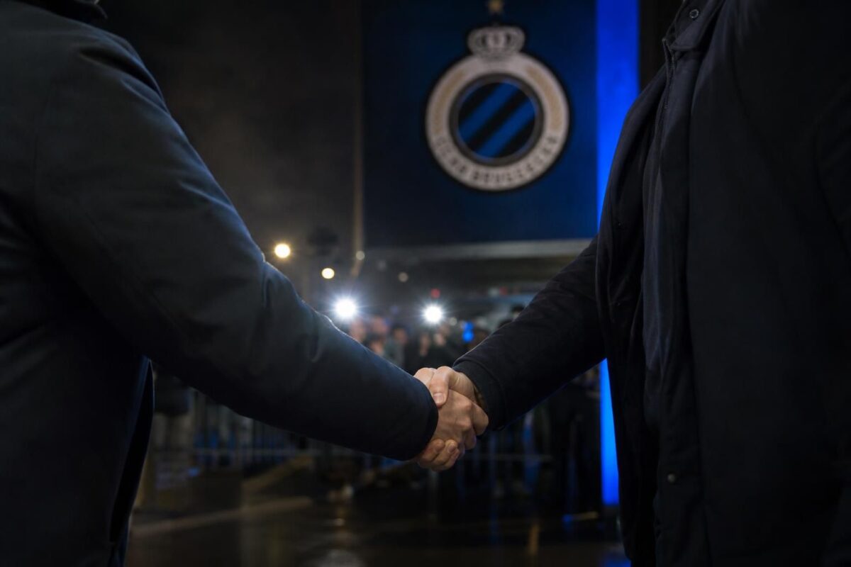 Transfercontext rond Club Brugge met gespannen stadionomgeving en persaandacht