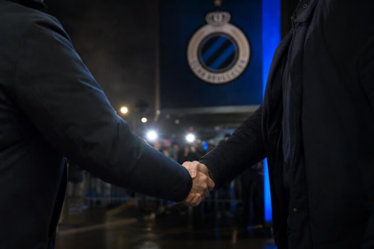Transfercontext rond Club Brugge met gespannen stadionomgeving en persaandacht