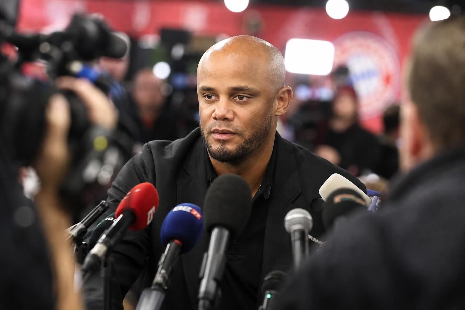 Vincent Kompany tijdens een persmoment bij Bayern München
