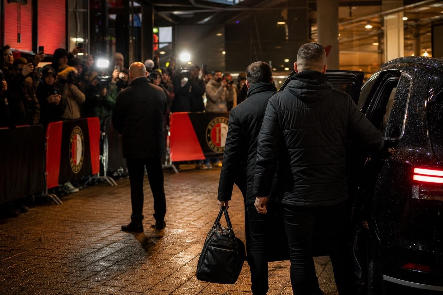 Transfercontext rond Feyenoord met stadionomgeving en persdrukte zonder herkenbare gezichten