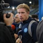Kevin De Bruyne in een gespannen voetbalcontext rond zijn toekomst bij Napoli