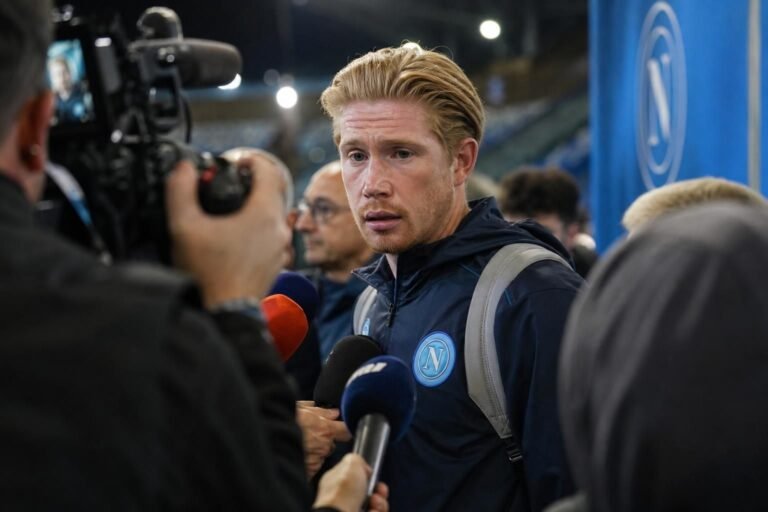 Kevin De Bruyne in een gespannen voetbalcontext rond zijn toekomst bij Napoli