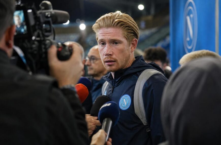 Kevin De Bruyne in een gespannen voetbalcontext rond zijn toekomst bij Napoli