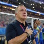 Dick Advocaat beleeft een emotioneel WK-moment met Curaçao voor de wedstrijd tegen Duitsland