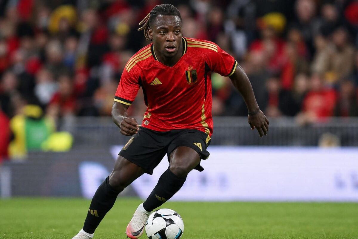 Jeremy Doku in focus tijdens een wedstrijdmoment bij de Rode Duivels