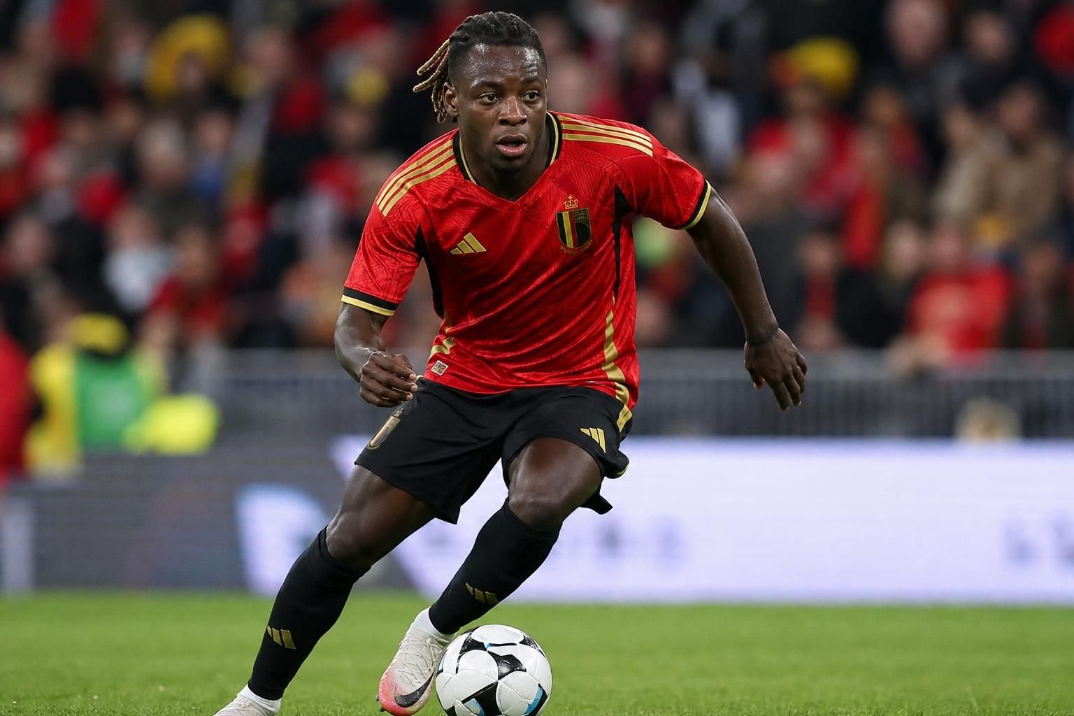 Jeremy Doku in focus tijdens een wedstrijdmoment bij de Rode Duivels