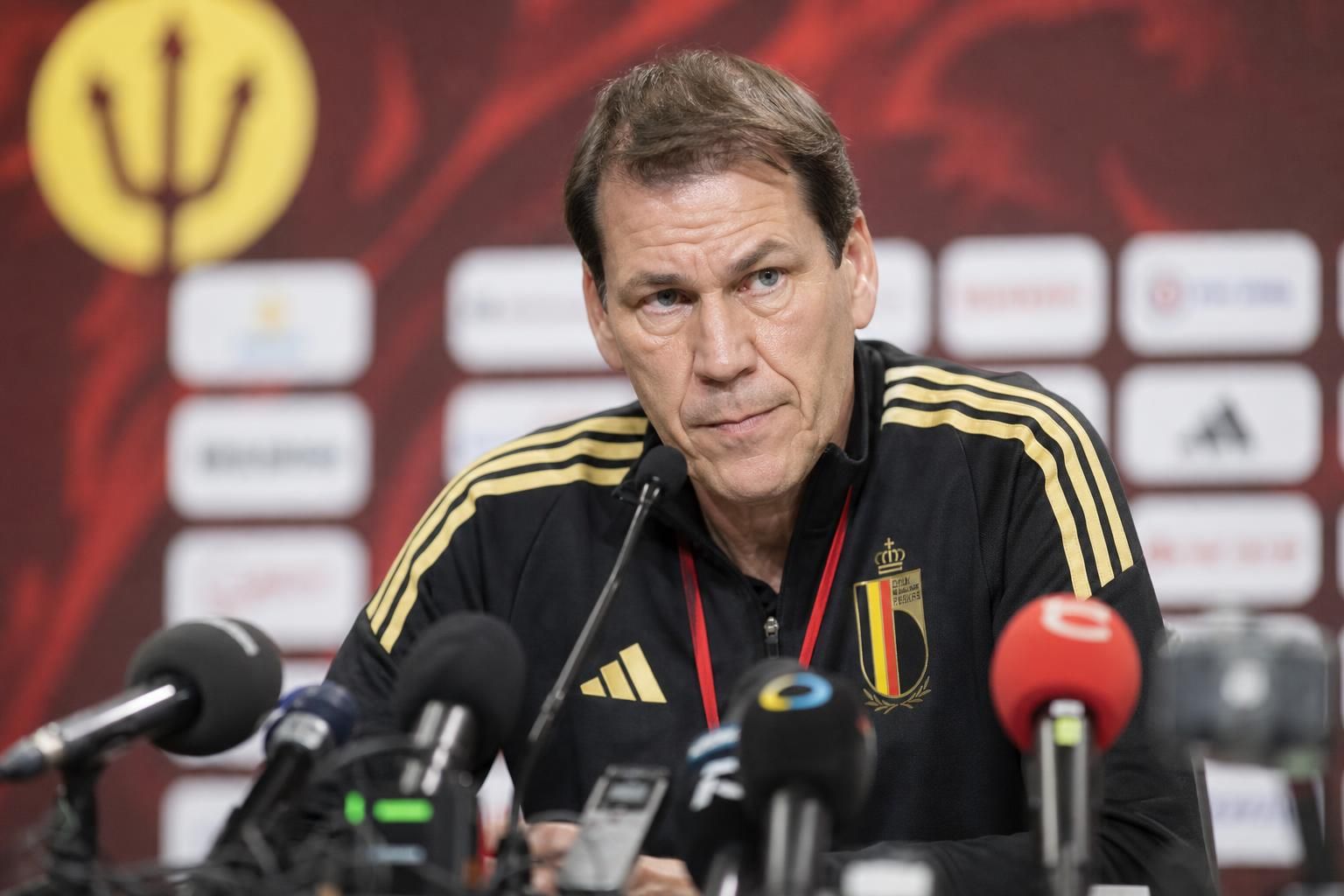 Rudi Garcia tijdens een gespannen persmoment van de Rode Duivels voor de WK-opener tegen Egypte