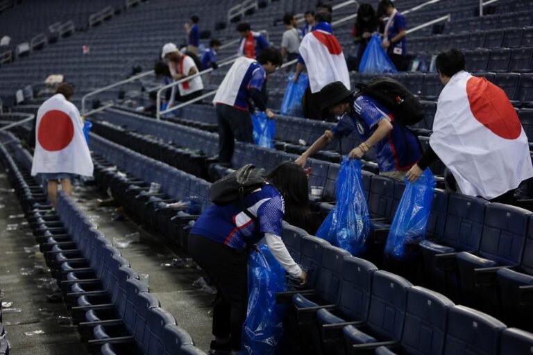 Japanse supporters ruimen de tribunes op na de wedstrijd tegen Nederland in Dallas