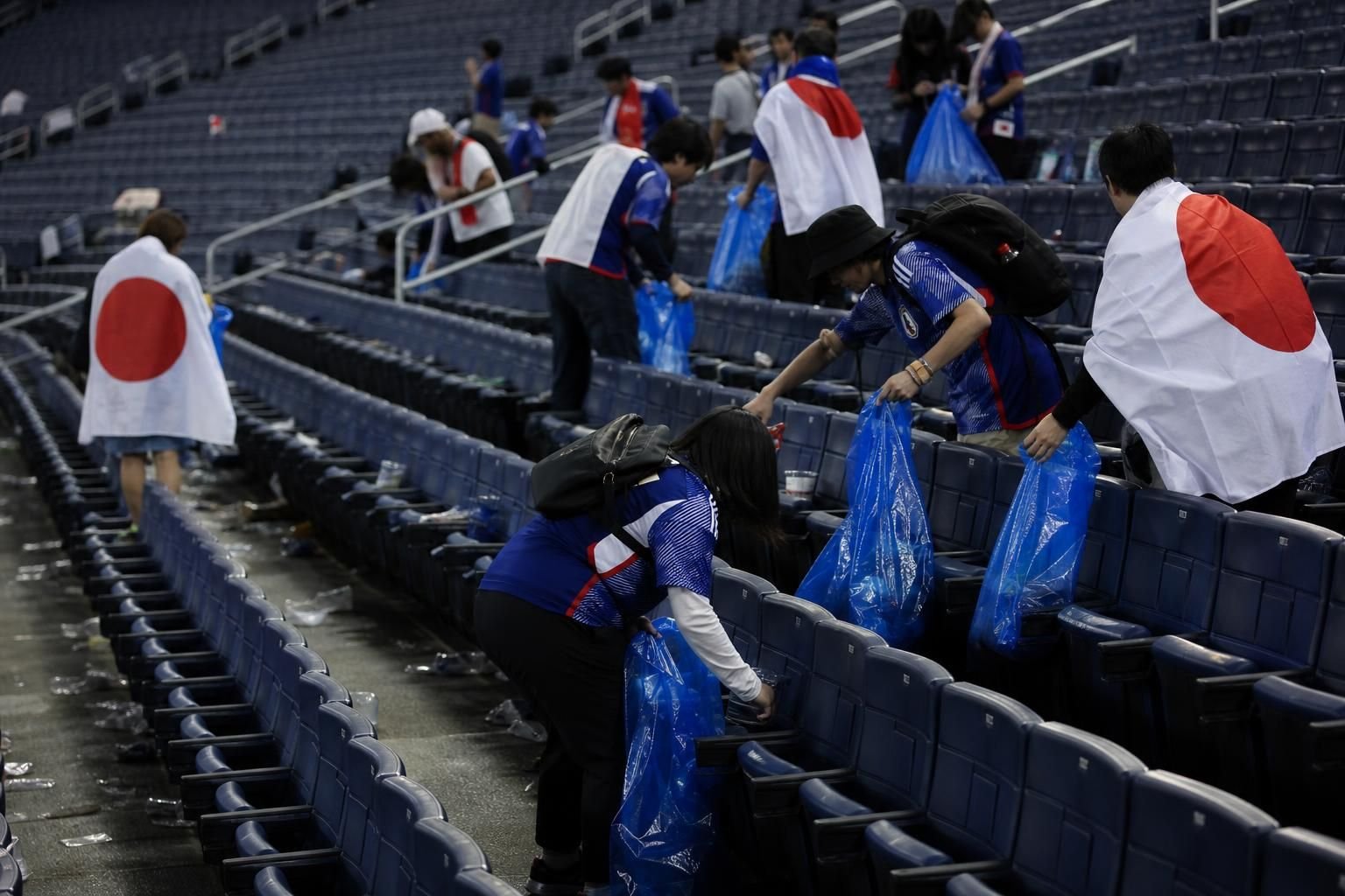 Japanse supporters ruimen de tribunes op na de wedstrijd tegen Nederland in Dallas