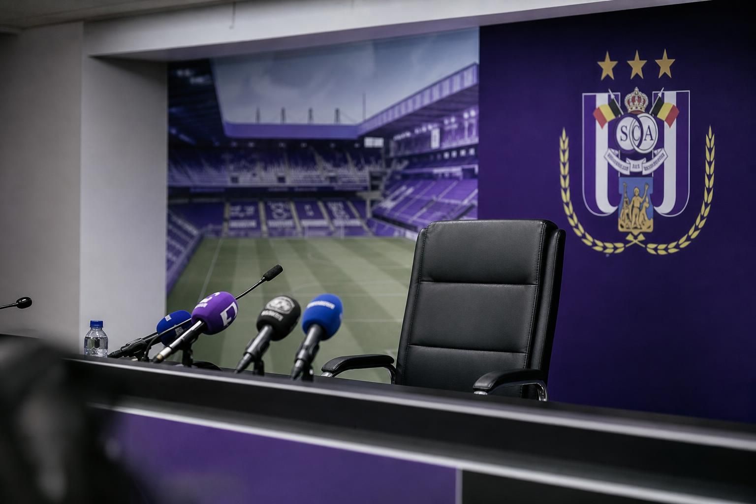 Lege perssetting in een voetbalstadion rond de trainerszoektocht van RSC Anderlecht