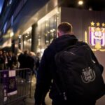Transfercontext rond RSC Anderlecht met paarse en witte voetbalsfeer zonder herkenbare gezichten