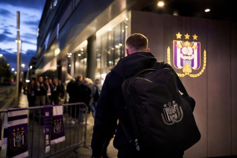 Transfercontext rond RSC Anderlecht met paarse en witte voetbalsfeer zonder herkenbare gezichten