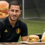 Eden Hazard tijdens een luchtige voetbalpromotie rond een nieuwe burger