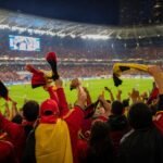 Belgische supporters vieren in een WK-stadion tijdens een wedstrijd van de Rode Duivels
