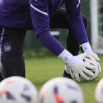 Doelmanstraining bij RSC Anderlecht met focus op handschoenen en paars-witte details