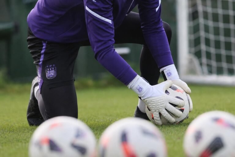Doelmanstraining bij RSC Anderlecht met focus op handschoenen en paars-witte details