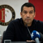 Giovanni van Bronckhorst in Feyenoord-context tijdens een persmoment