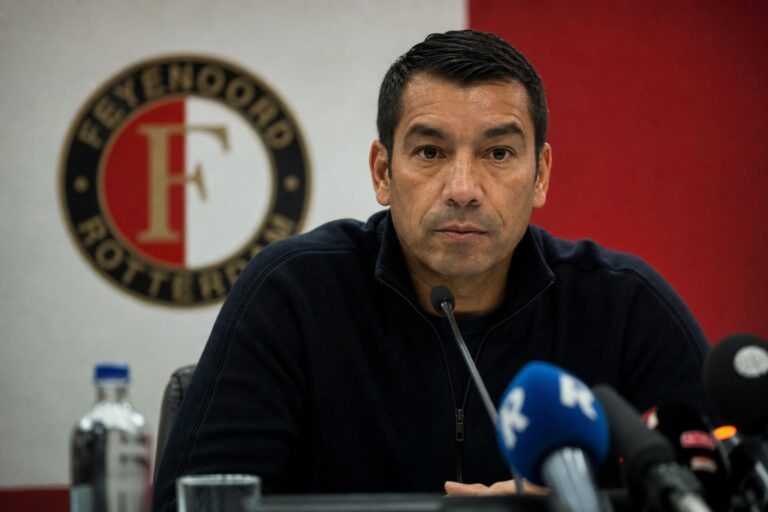 Giovanni van Bronckhorst in Feyenoord-context tijdens een persmoment