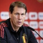 Rudi Garcia kijkt geconcentreerd tijdens een persmoment van de Rode Duivels richting het WK