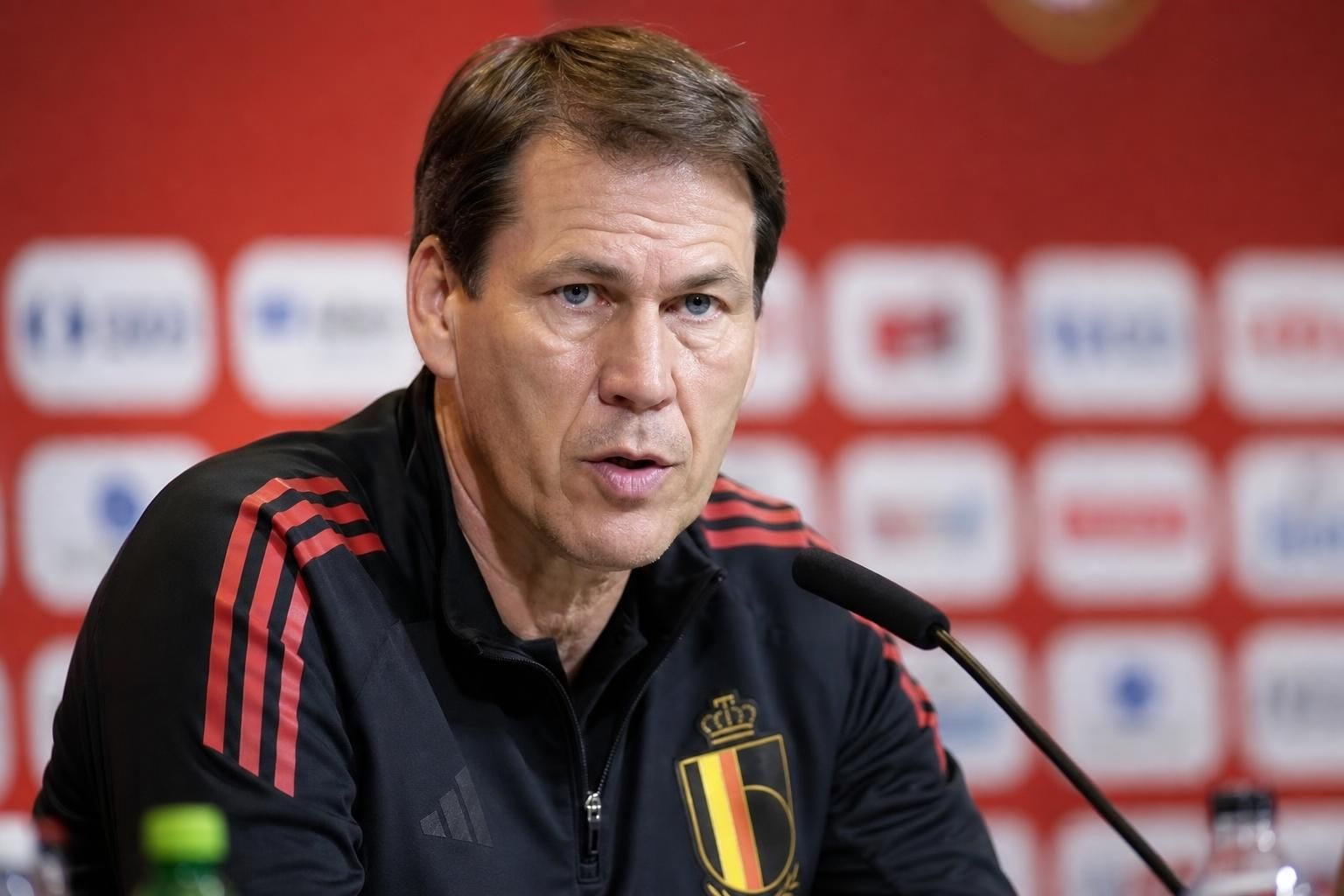 Rudi Garcia kijkt geconcentreerd tijdens een persmoment van de Rode Duivels richting het WK