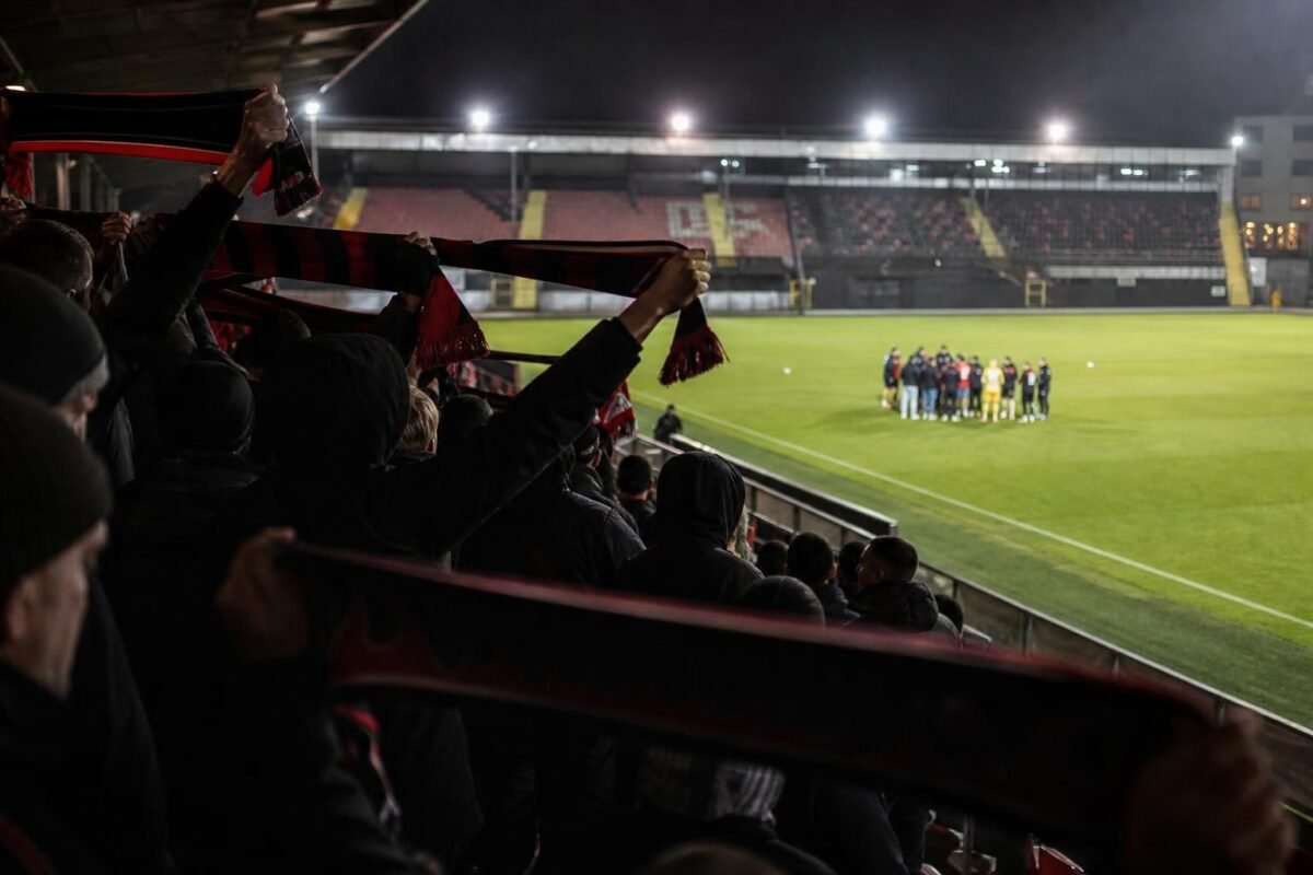 Gespannen stadionbeeld rond de degradatiestrijd in de Challenger Pro League