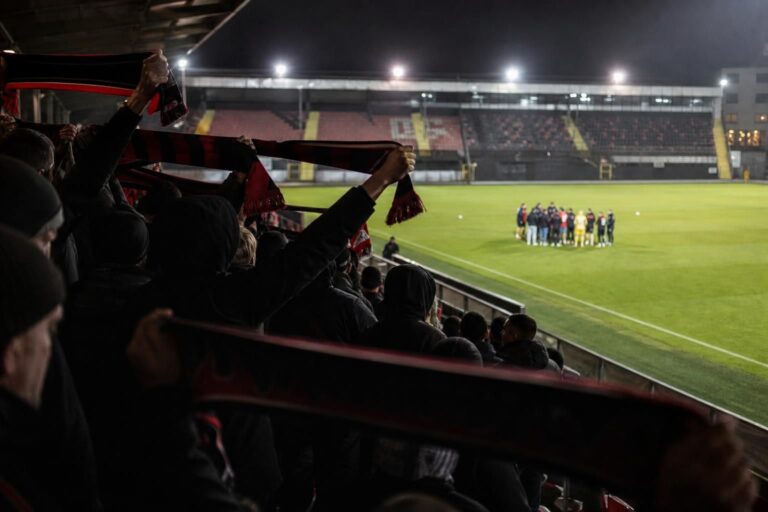Gespannen stadionbeeld rond de degradatiestrijd in de Challenger Pro League